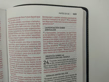 Cargar imagen en el visor de la galería, Biblia Ultrafina Letra Gigante Negra NBLA
