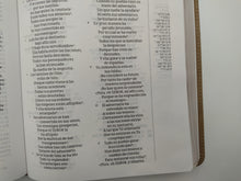 Cargar imagen en el visor de la galería, Biblia una columna con referencias NBLA
