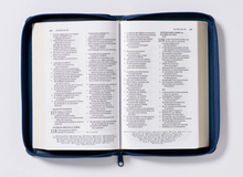 Cargar imagen en el visor de la galería, Biblia Compacta Letra Grande Azul con Cierre NBLA
