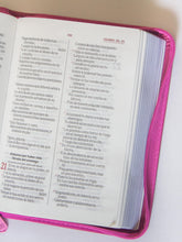 Cargar imagen en el visor de la galería, Biblia RVR60 - Floral con cierre
